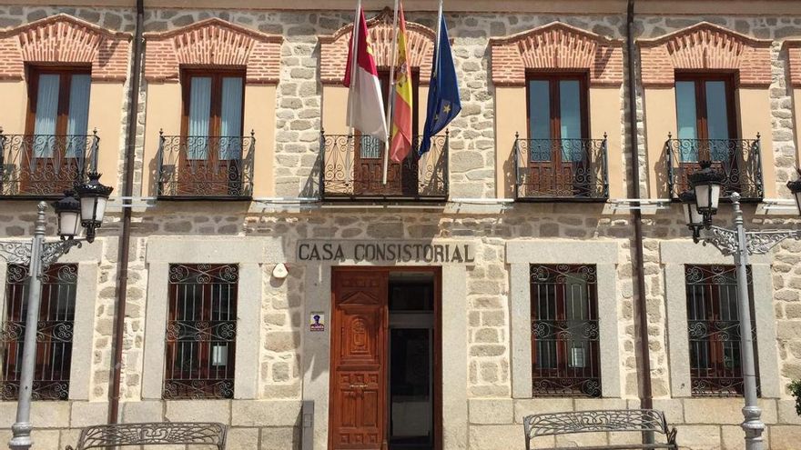 Fachada del Ayuntamiento de Sonseca tras la retirada del cartel