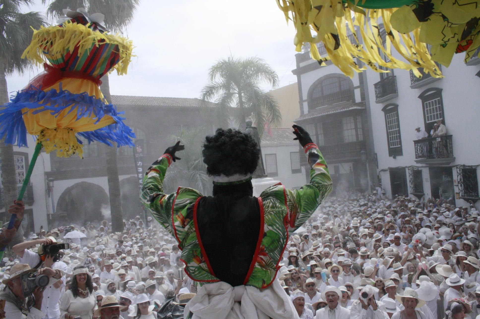 La Negra Tomasa se dirige a la multitud indiana.