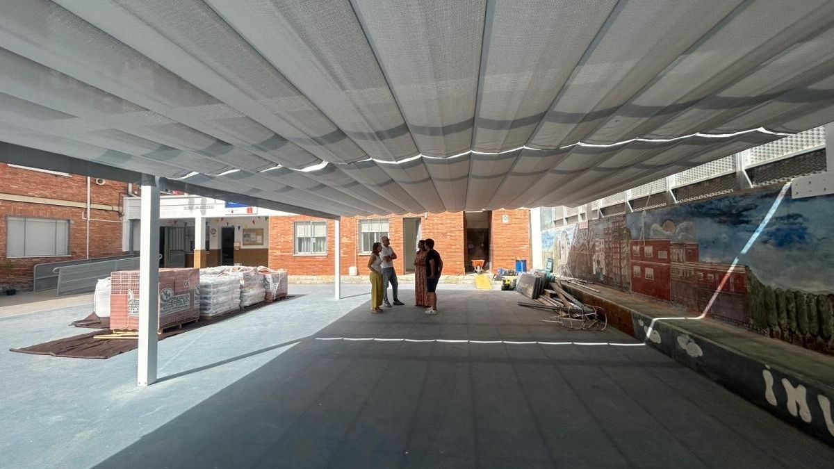 Toldo instalado en el patio del colegio público Nicolás de las Peñas