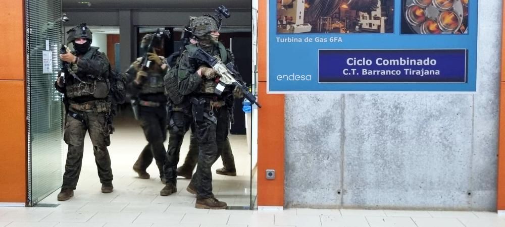 Militares, durante el ejercicio en la CT Barranco de Tirajana.