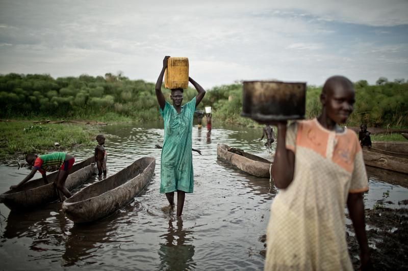 El acceso al agua potable es esencial para la supervivencia en una situación de emergencia como la que vive Sudán del Sur. Beber, cocinar y lavarse con agua segura es una prioridad ahora mismo en los campos de desplazados del país. Martha Nyandit (42 años), madre de 6 hijos. Huyó de los combates en Bor, estuvo 17 días escondida en una isla del río Nilo. Llegó a Mingkaman en enero 2014 donde se enteró que su marido había muerto. No sabe dónde está el resto de su familia y no tiene una tienda dónde refugiarse cuando llueve. Llegó sin nada y depende de que las otras mujeres le presten sus cazos para poder cocinar.  El campo de desplazados de Mingkaman, en Awerial, se ha convertido en refugio para casi 100.000 personas, principalmente de la etnia dinka, que huyeron de los enfrentamientos violentos en el estado de Jonglei, principalmente de la ciudad de Bor. Las personas que llegan necesitan agua, comida y un techo dónde refugiarse.  Sudán del Sur afronta una grave crisis a causa de la violencia que se desató en diciembre de 2013 entre las fuerzas leales al presidente Salva Kiir, y los combatientes aliados al ex vicepresidente Riek Machar. Cerca de un millón de personas han tenido que abandonar sus hogares a causa de los enfrentamientos y se han quedado sin medios propios para alimentarse. Un tercio de la población sufre inseguridad alimentaria./ Pablo Tosco/ Oxfam Intermón