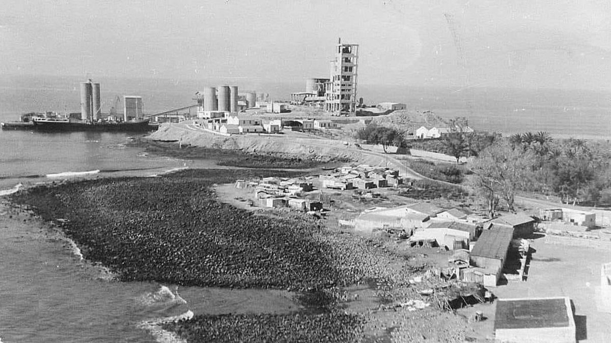 Imagen antigua de la fábrica de cementos de Santa Águeda, Arguineguín.