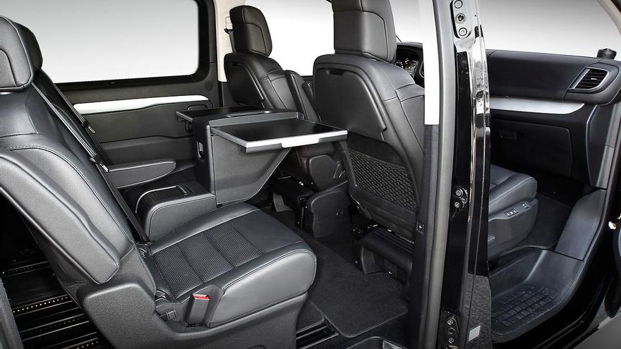 Un habitáculo de siete plazas con múltiples opciones de configuración interior.