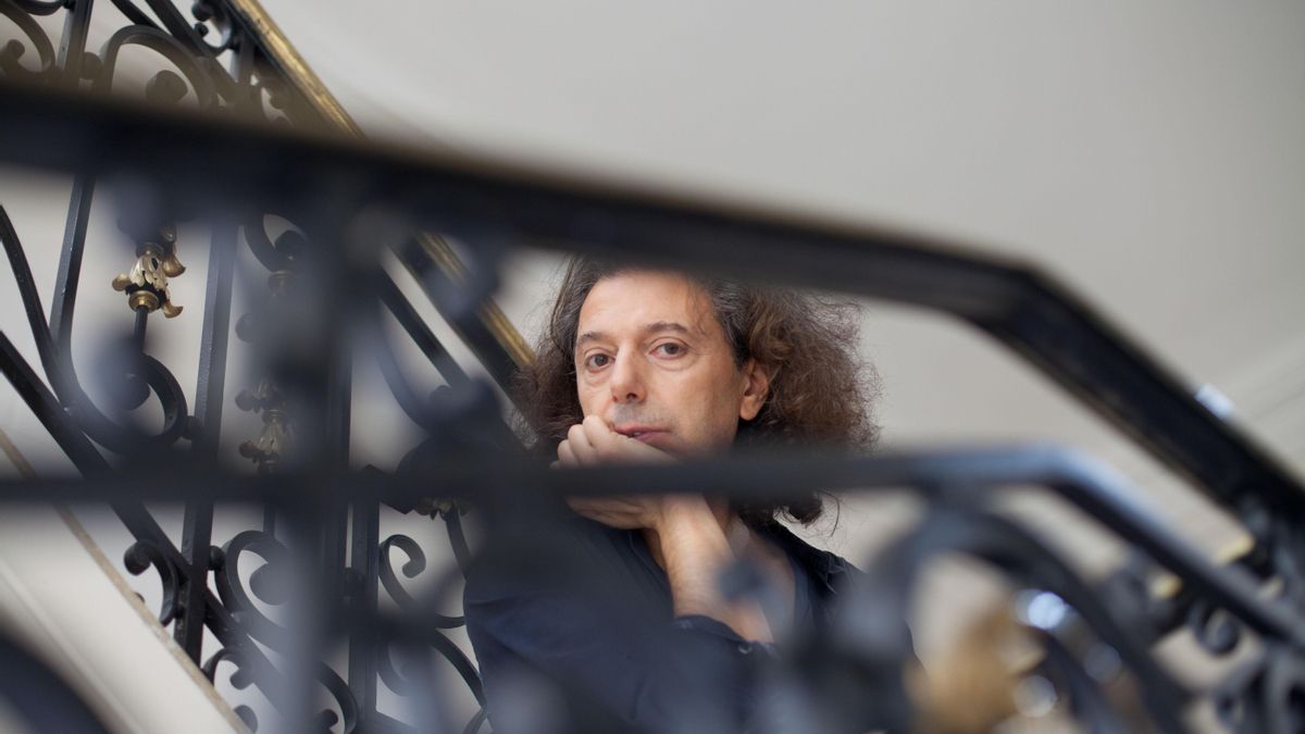 Eric Sadin presenta su último libro editado por Caja Negra sobre "El giro intelectual y creativo  
de la inteligencia artificial".