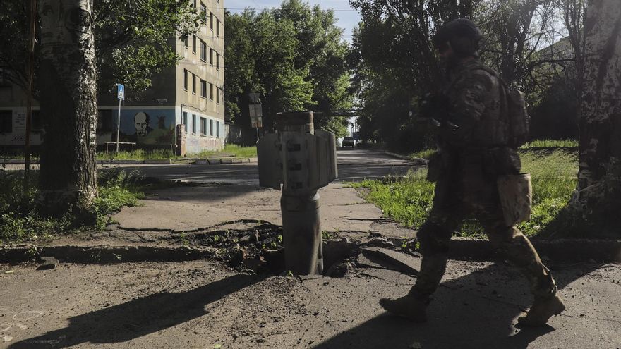 Un soldado ucraniano pasa junto a un cohete en una calle de Severodonetsk, en la región de Lugansk. EFE/EPA/STR