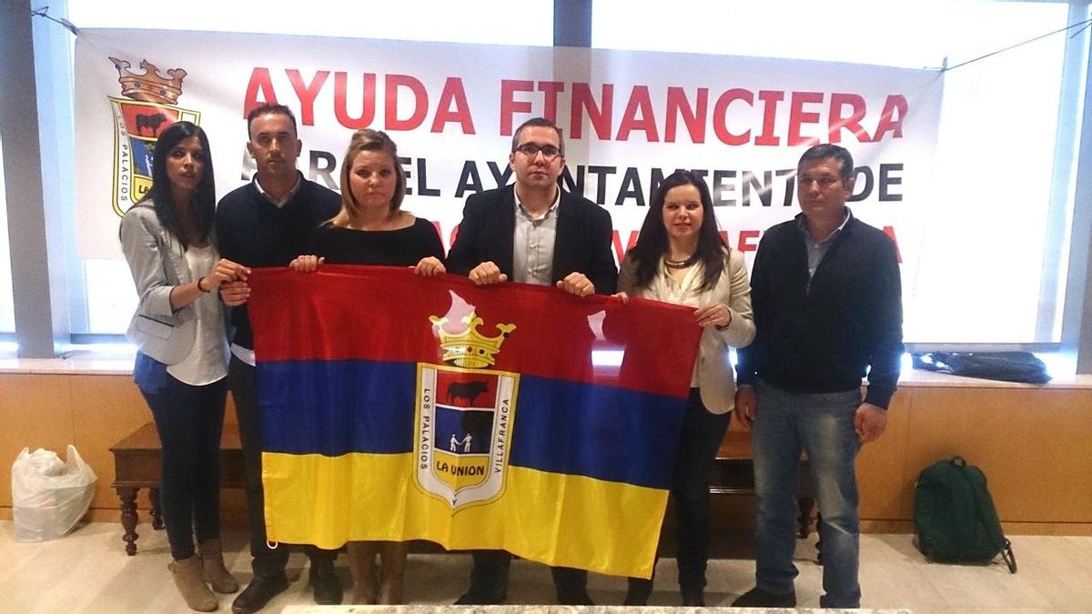 El alcalde de Los Palacios se encierra en la Diputación para pedir ayuda financiera