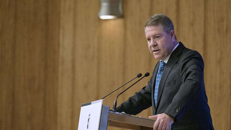El presidente de Castilla-La Mancha Emiliano García-Page interviene en la entrega de los Premios de Investigación e Innovación 2023 de Castilla-La Mancha, este lunes en Tomelloso (Ciudad Real). EFE/Jesús Monroy