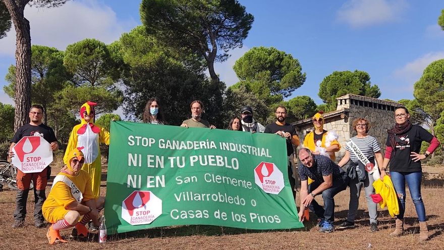 Vecinos de San Clemente, Villarrobledo y Casas de los Pinos recogen 40.000 firmas contra una granja de millón y medio de gallinas