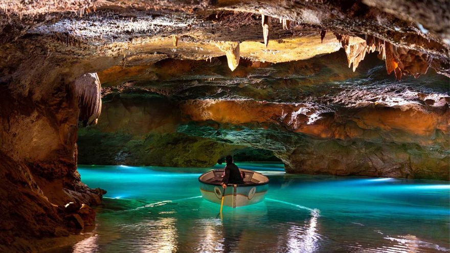Un viaje en barca por el río subterráneo navegable más largo de Europa y entre pinturas rupestres Patrimonio de la UNESCO