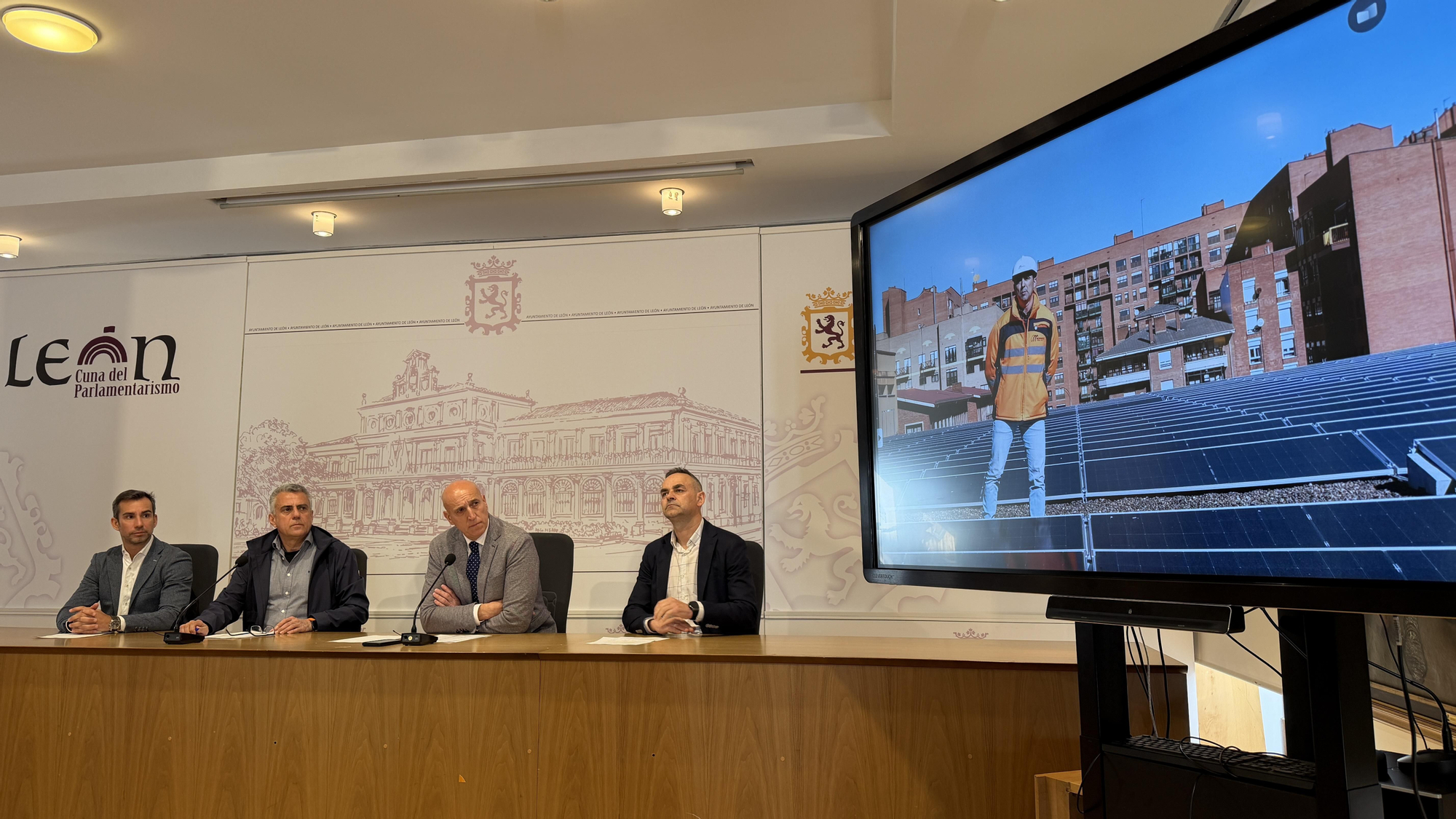 El alcalde, José Antonio Diez, junto a técnicos en la presentación de las placas fotovoltaicas en la ciudad.