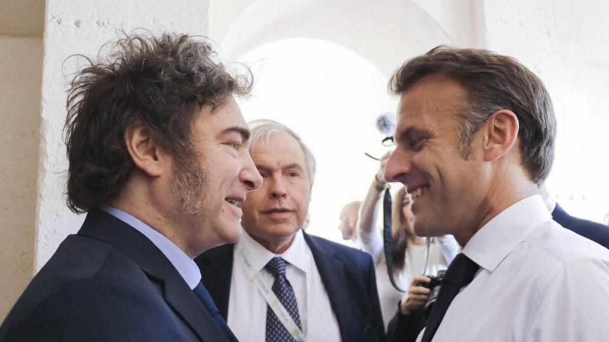 Milei viaja con gobernadores a París para atraer negocios, con una pelea interna por el control de la agenda