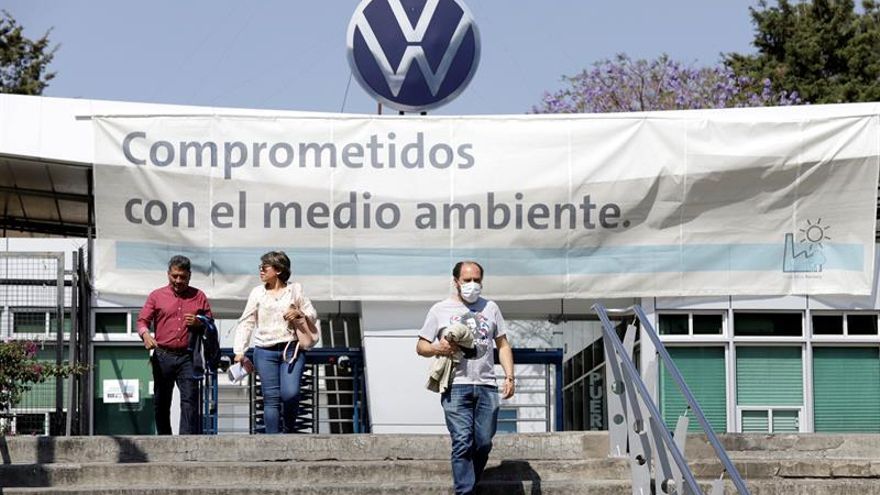 Vista de la fabrica de automóviles Alemán Volkswagen, este domingo en Puebla (México). Ante la fase 2 de la contingencia sanitaria por coronavirus, la armadora alemana de Volkswagen ubicada en el central estado mexicano de Puebla inicia un receso de labores.