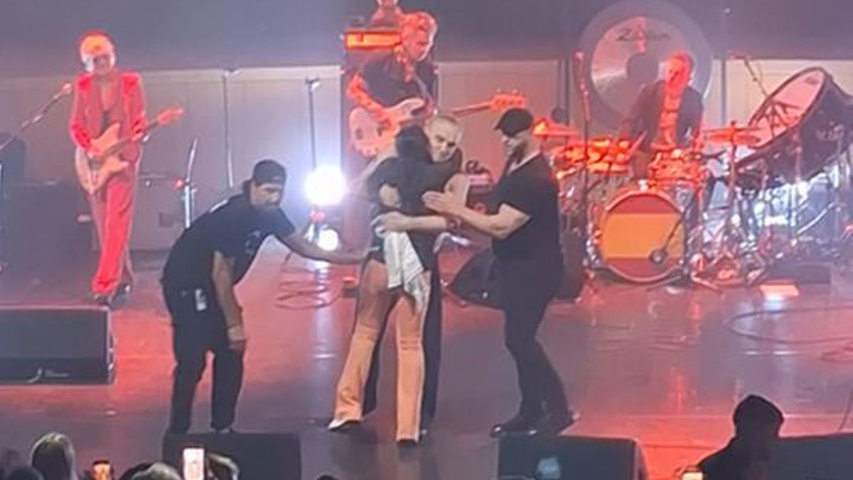 Una fan con suerte y otro no tanto: abrazo con Morrissey en el escenario del concierto en Zaragoza