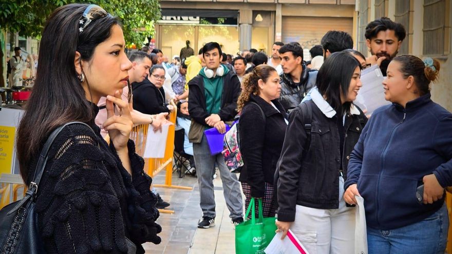 Colas desde la madrugada en València para obtener una acreditación de vulnerabilidad en la regularización de migrantes: "Es un bucle burocrático"