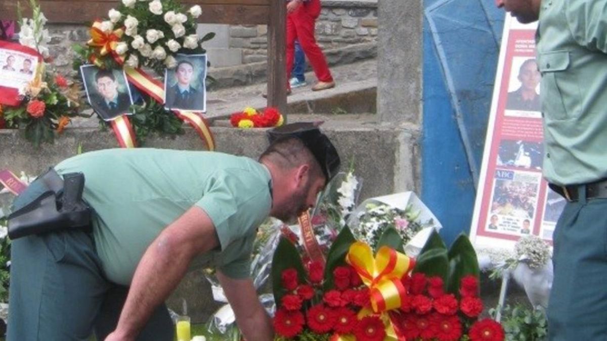 Imagen de archivo del homenaje a los dos agentes de la Guardia Civil asesinados por ETA en 2000 en Sallent.