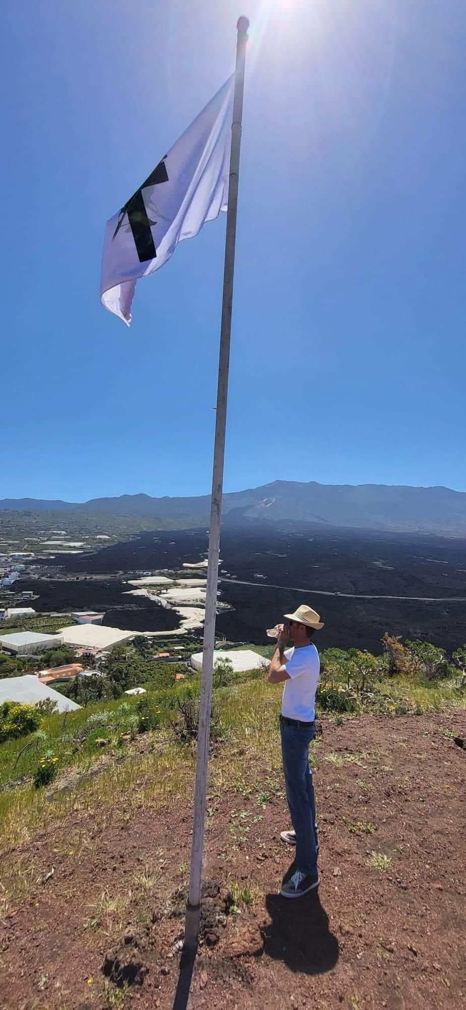 El gallardete luce este año una cruz negra por la catástrofe del volcán.