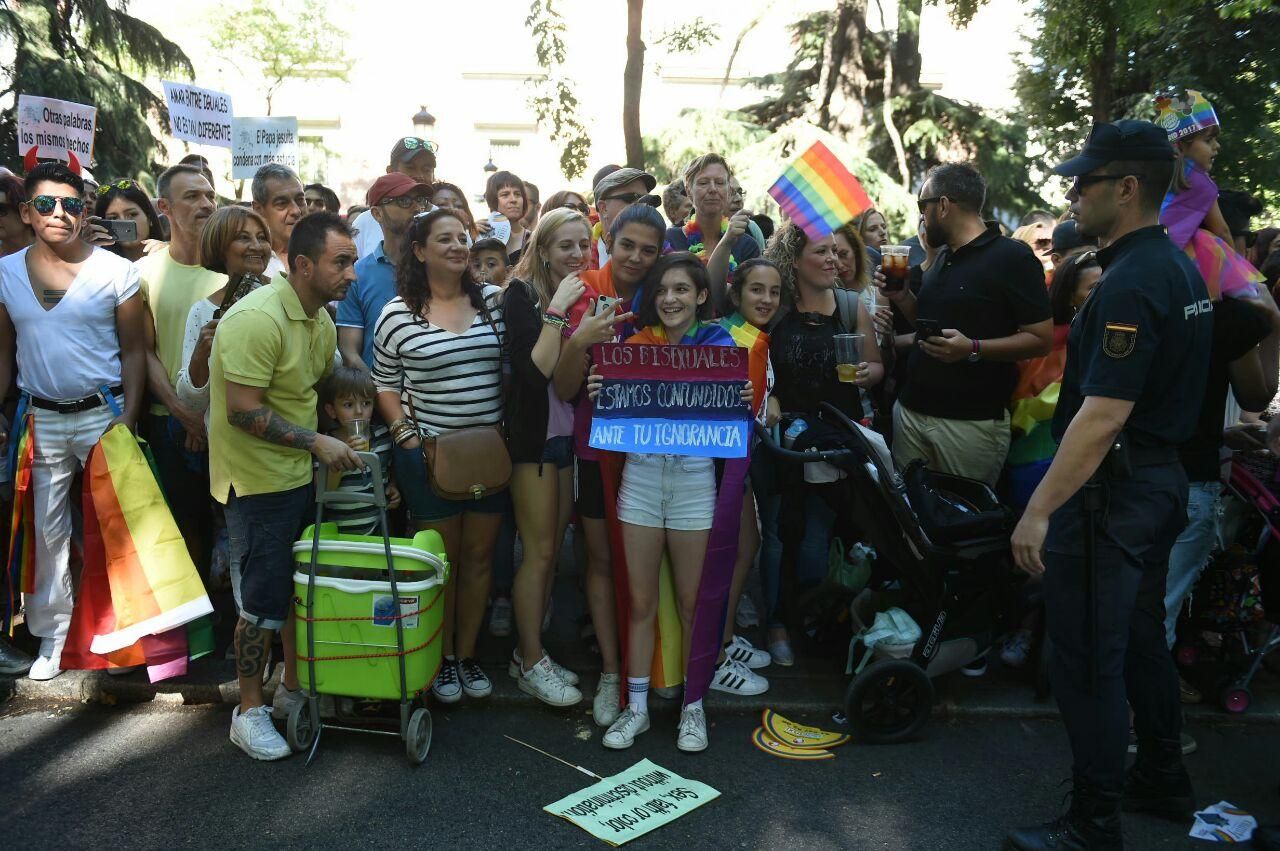 Unas jóvenes llevan un cartel que dice: "Los bisexuales estamos confundidos ante tu ignorancia"