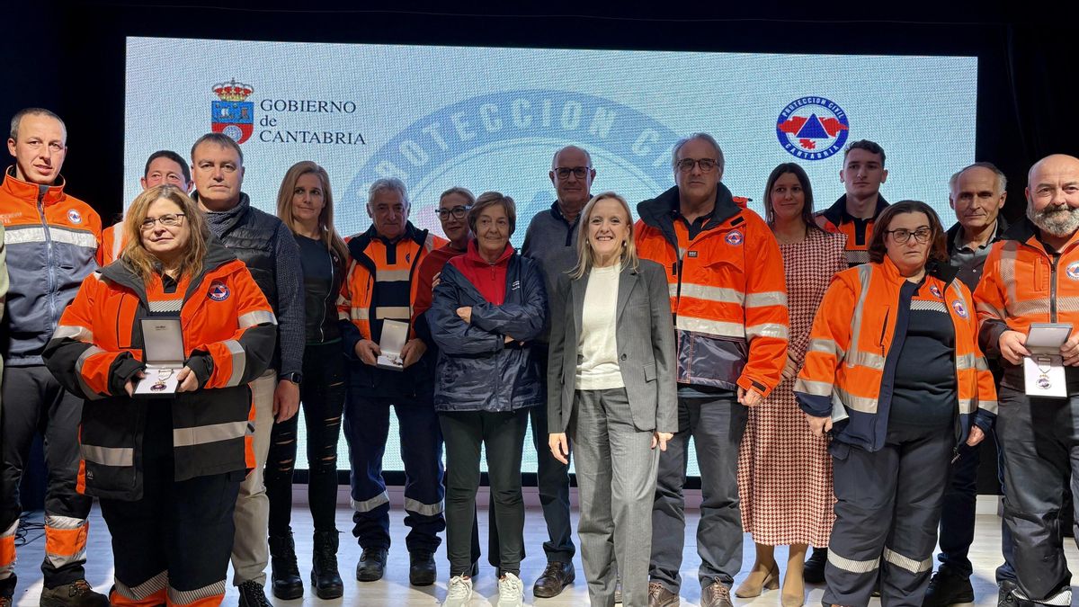 La consejera de Seguridad, Isabel Urrutia, preside en Arredondo el acto de reconocimiento a los voluntarios que han cumplido diez años de servicio