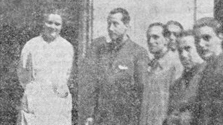 Otilia Ulbricht recibe a José Antonio Primo de Rivera ante su botica en Santiago
