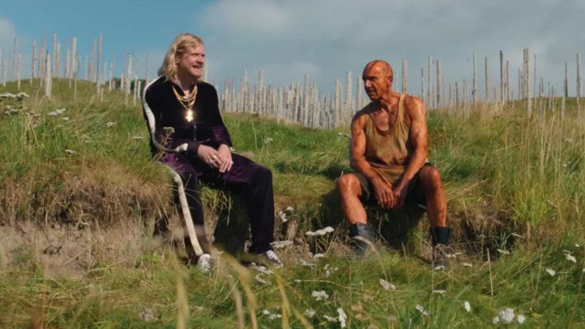 La película alterna escenas de horror con diálogos calmados