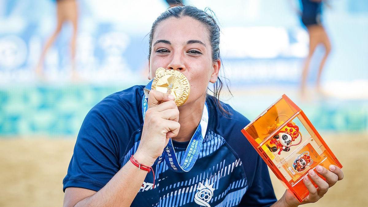 La argentina Zoe Turnes celebran el oro.