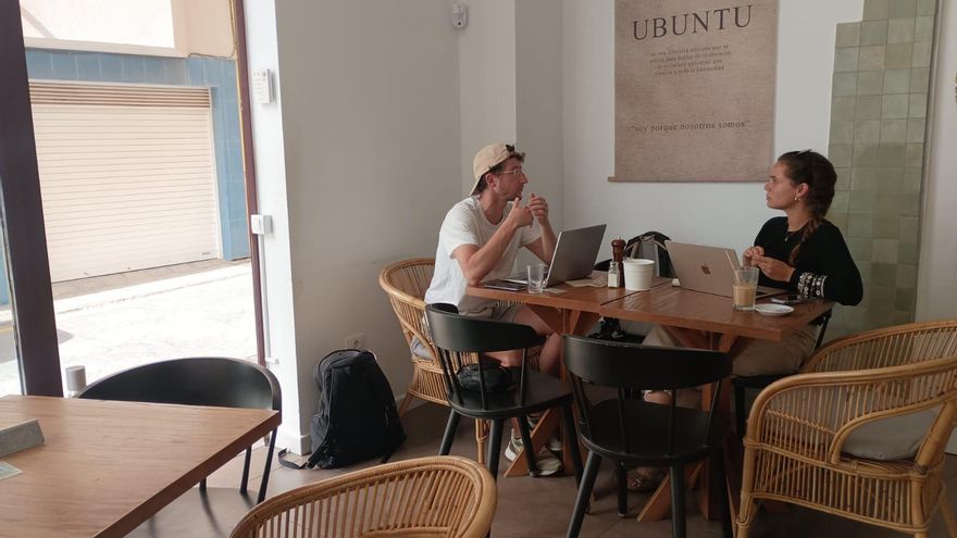 Dos nómadas digitales toman café en un bar en El Médano, Granadilla de Abona