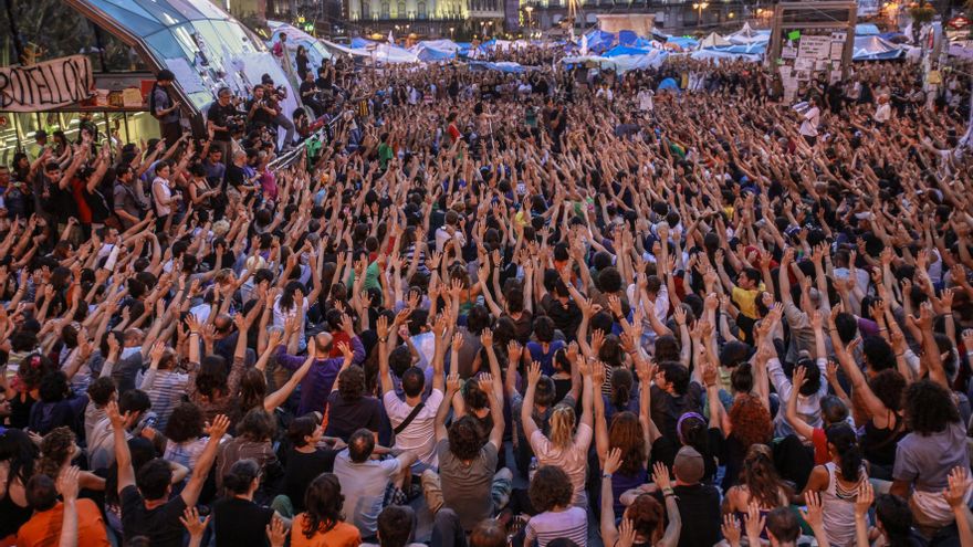 29/05/2011. Cientos de personas levantando sus brazos en la Puerta del Sol