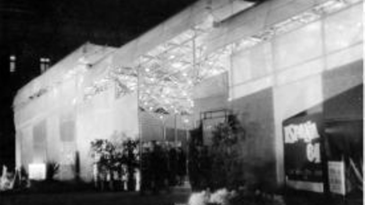 Vista nocturna del pabellón en Nuevos Ministerios