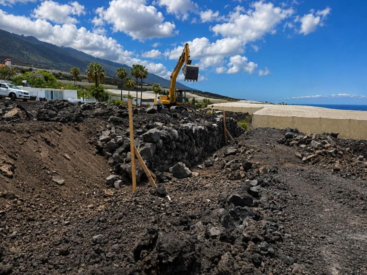 trabajos de reconstrucción sobre la lava de una platanera destruida por el volcán en 2021