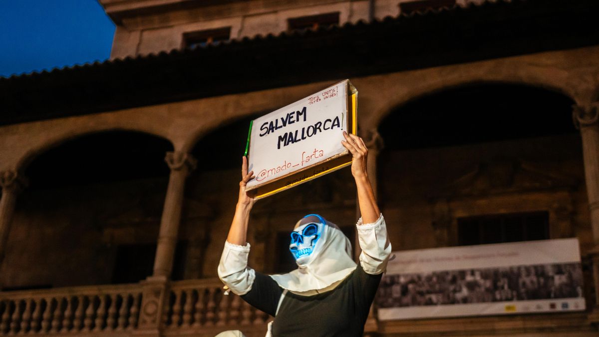 Madò Farta amb la pancarta "Salvem Mallorca" enfront del Consolat de Mar, seu del Govern.