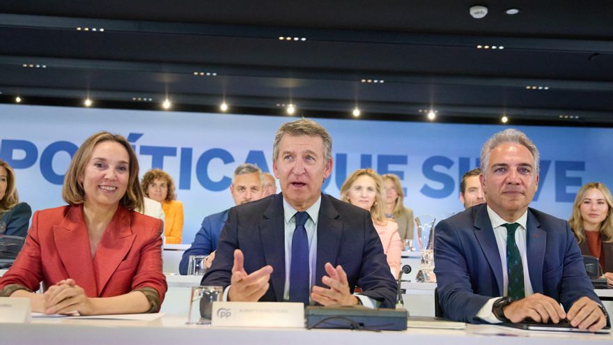 La secretaria general del PP, Cuca Gamarra, el presidente del PP, Alberto Núñez Feijóo, y el Vicesecretario General de Política Autonómica y Municipal y Análisis Electoral del PP, Elías Bendodo