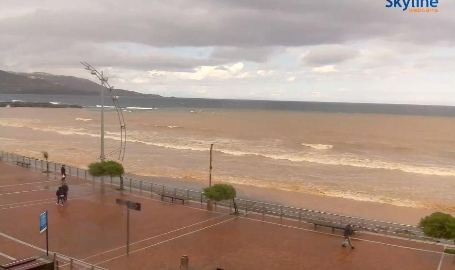 La playa de Las Canteras se tiñe de marrón por las lluvias