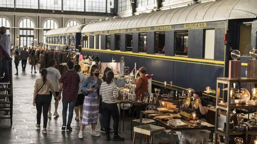 El mercadillo que circula a toda marcha: vuelve la artesanía y ofertas variadas al Museo del Ferrocarril