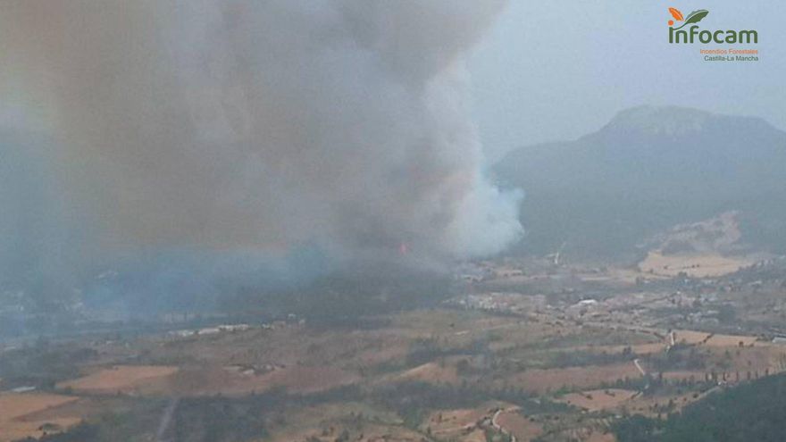 Una pedanía y varios cortijos y urbanizaciones desalojados por un incendio nivel 2 en Riópar