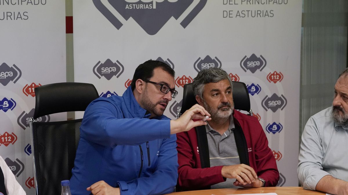 Adrián Barbón, a la izquierda, comenta detalles de los incendios con el consejero de Gestión de Emergencias, Alejandro Calvo, en La Morgal (Llanera).