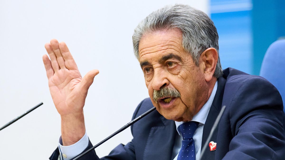 El presidente de Cantabria, Miguel Ángel Revilla, durante una rueda de prensa en la sede del Gobierno de Cantabria