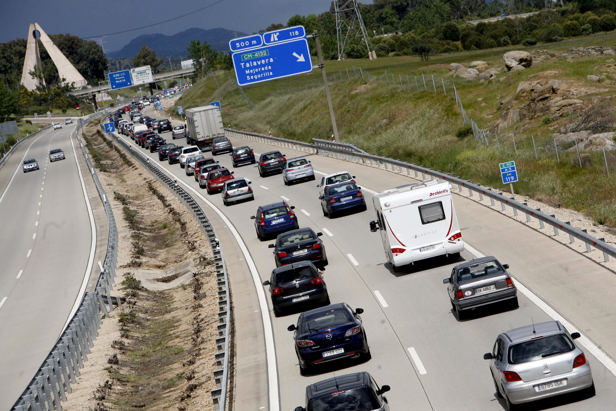 Vista de una caravana de coches, en una imagen de archivo