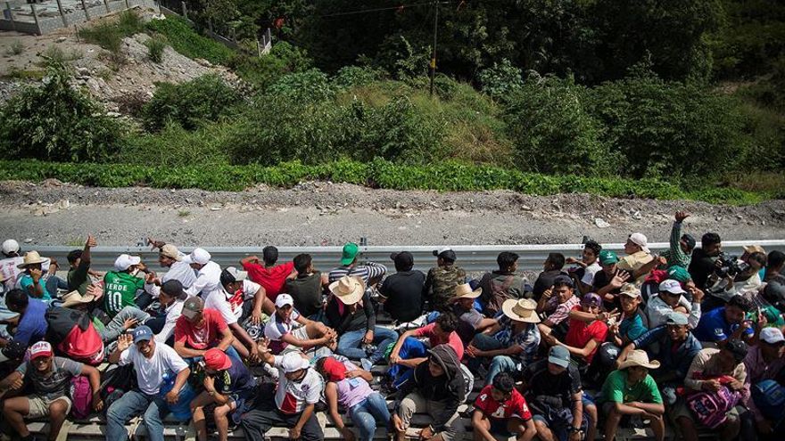 Migrantes continúan penosa marcha en México con más grupos en camino