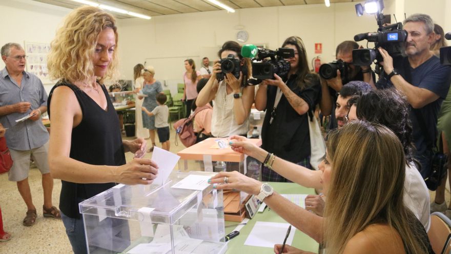 La presidenta del Congreso y cabeza de lista del PSC por Barcelona, Meritxell Batet, en el momento de votar.