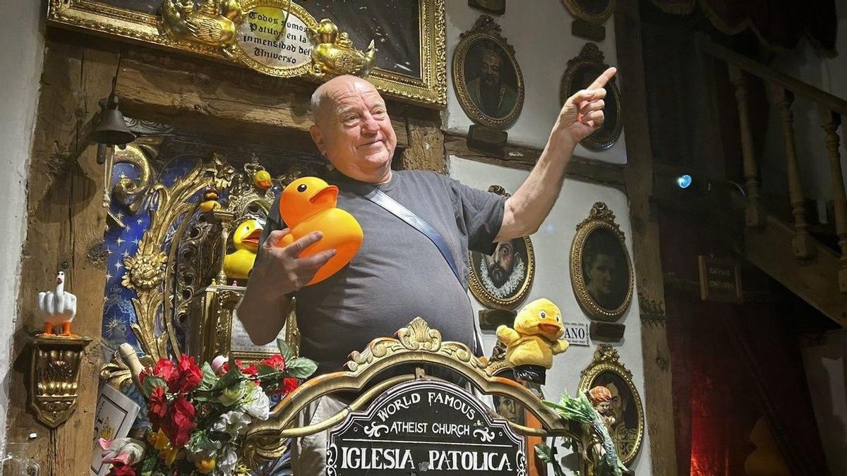 El 'Paticano', la iglesia de Leo Bassi en Lavapiés que venera a los patos de goma y arrasa en China