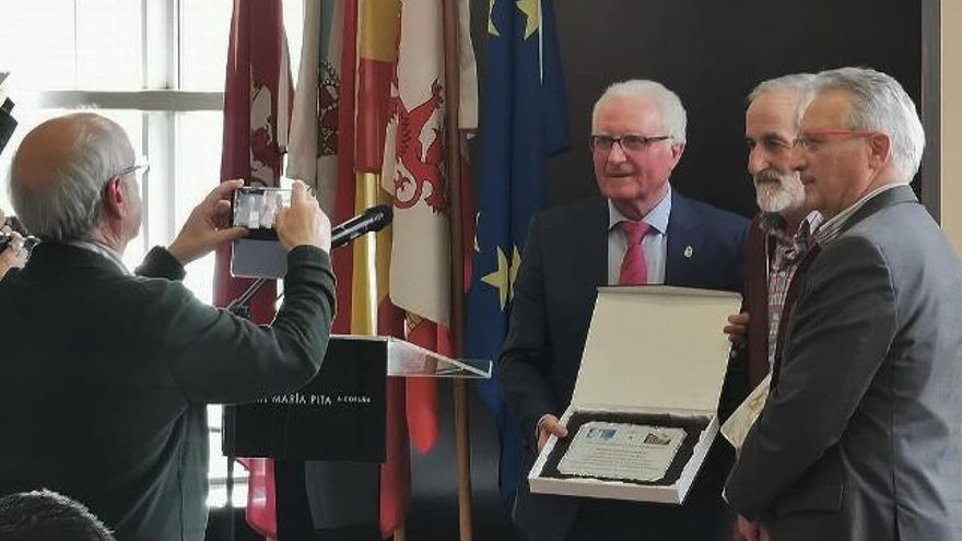 Entrega de un obsequio al mantenedor de la Quincena Cultural, Matías Llorente.