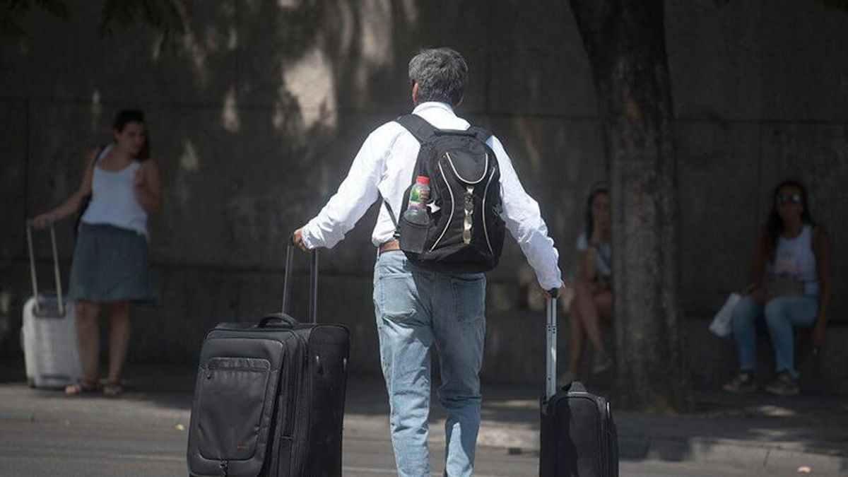 Un hombre con varias maletas