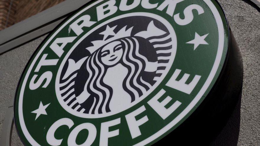 Starbucks dejará fuera de una subida de salarios a los trabajadores que formen parte de un sindicato