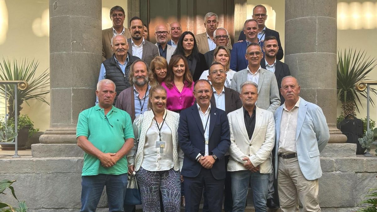 Aprobación de  la Ley Volcanes  de Canarias por el Parlamento regional.  El presidente del Cabildo de La Palma con representantes de los promotores de la iniciativa popular, los alcaldes de Los Llanos de Aridane, El Paso y Tazacorte  y los diputados por La Palma  en la Cámara autonómica.