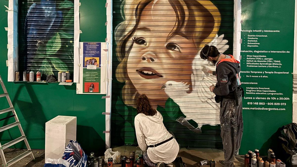 Una de las persianas decoradas por artistas urbanos en Russafa.