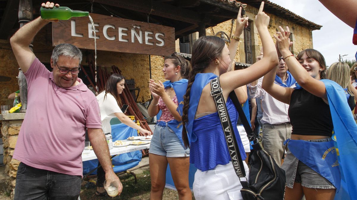 Los residentes en Valdesoto celebraron con canciones y sidra el premio al Pueblo Ejemplar 2025.