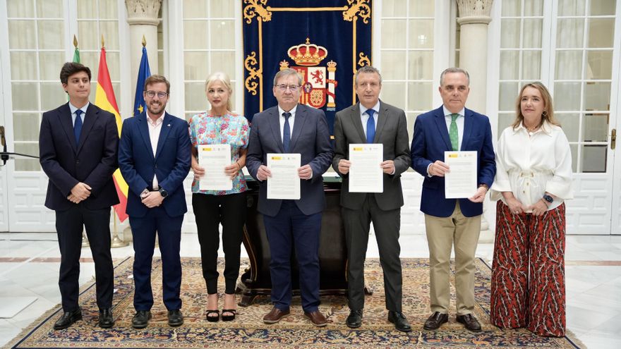 Foto de grupo tras la firma del protocolo general para la exhumación de la fosa.