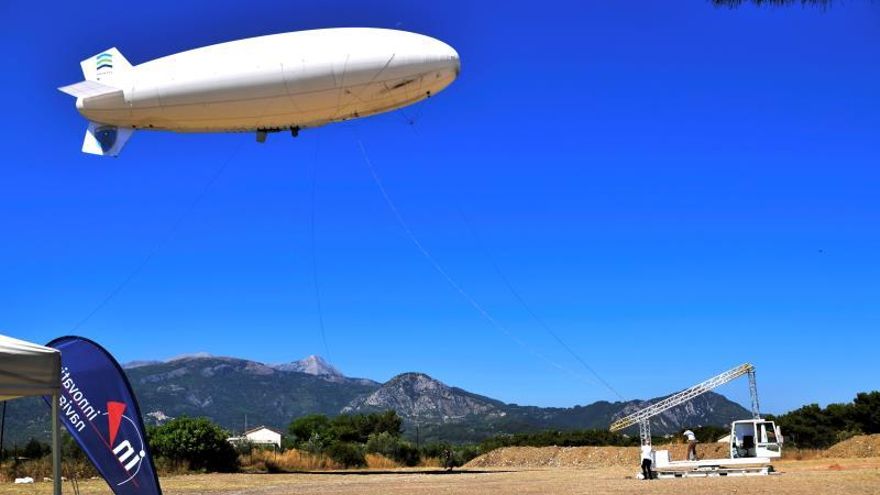 Fotografía facilitada por la Guardia Costera Griega del zepelín que desde este martes vigila su frontera marítima.