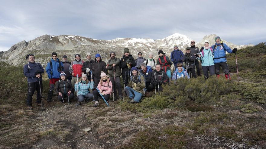 La expedición de montañeros lacianiegos para poner el Belén en el Cornón de Peñarrubia.