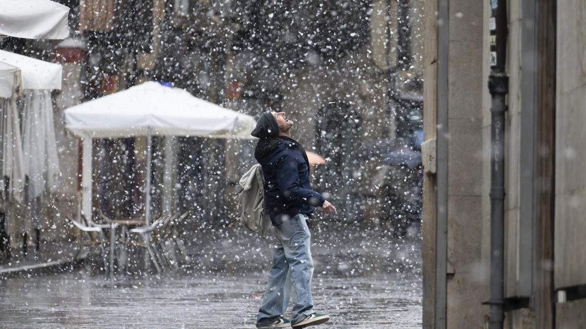 Un hombre juega con la nieves en Teruel, este miércoles.